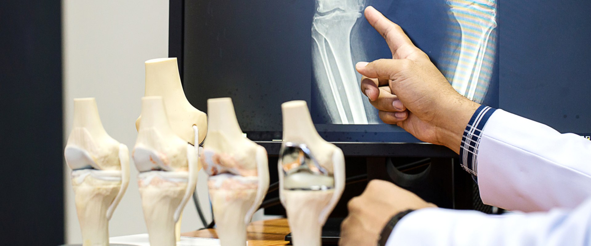 What is difference between orthopedic and orthopaedic?